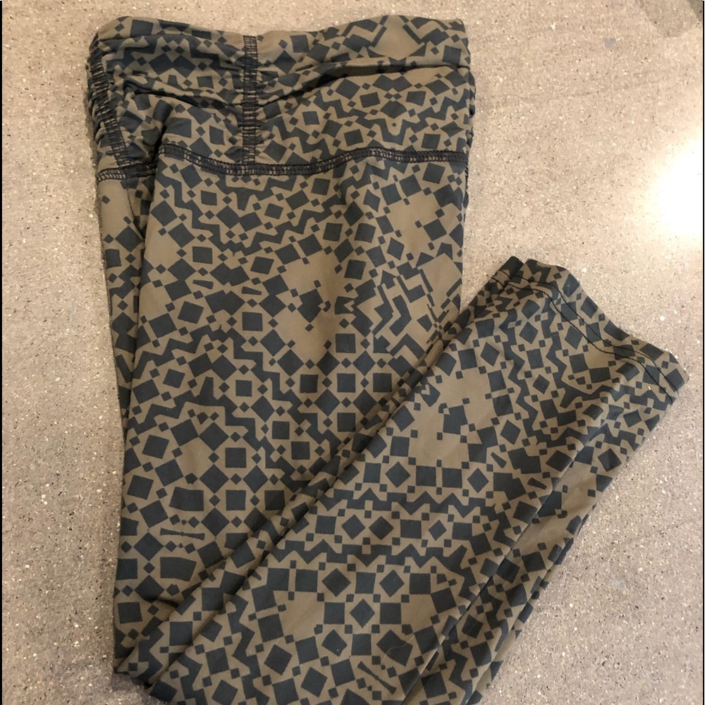 Strut This Brand 18” Inseam Capris Ruched Waist